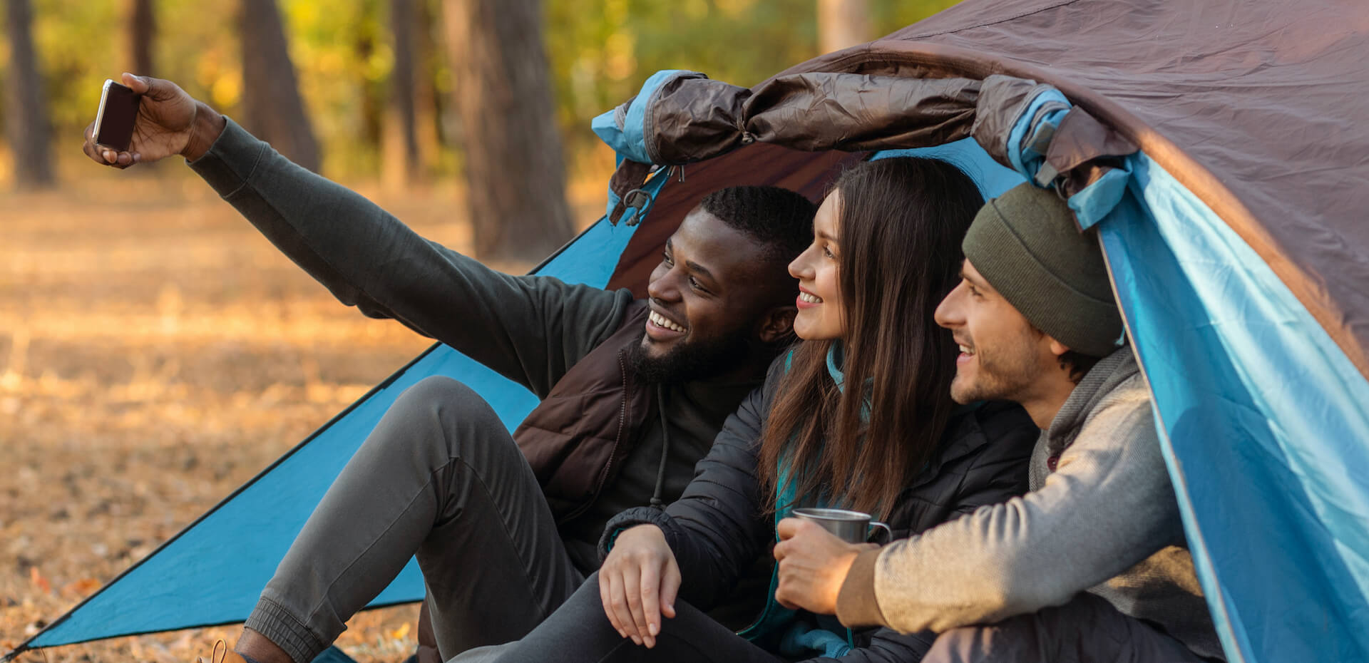 People camping outdoors
with the goal of showing freedom from glasses and contacts after SMILE eye surgery